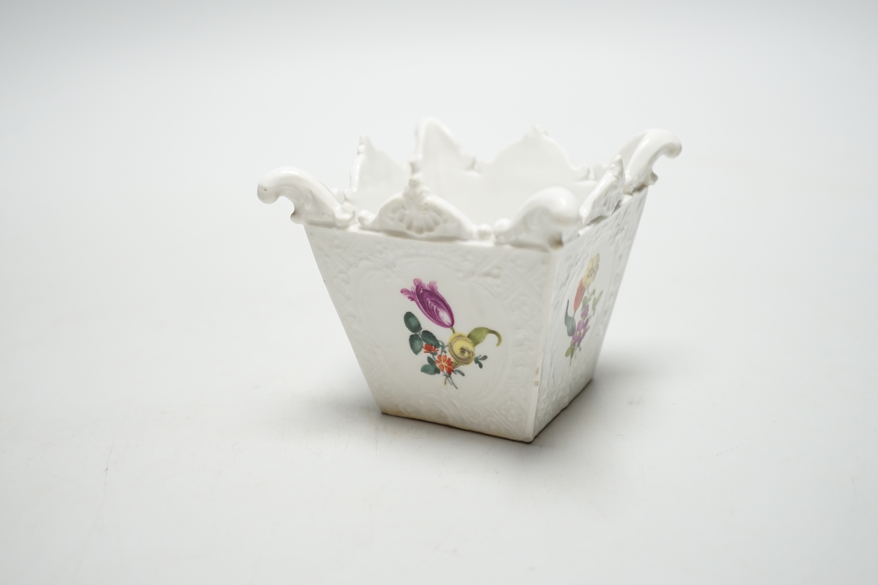 An 18th century miniature Meissen jardiniere, 7.5cm